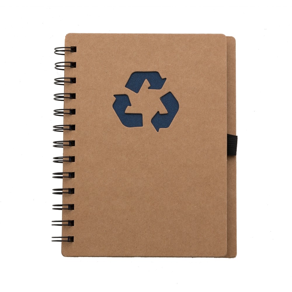 Foto de um caderno feito dei material reciclado de cor marrom comum símbolo de material reciclado na cor azul marinho na capa, com arame na cor preta. E suporte elástico preto para canetas.